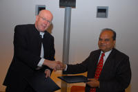 Vertragsunterzeichnung: Prof. Dr. Dieter Lenzen and Prof. Dr. S. C. Saxena haben ein Memorandum of Understanding unterzeichnet.