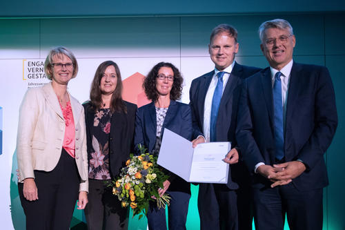 Bundesministerin Anja Karliczek überreichte den Preis an die Freie Universität