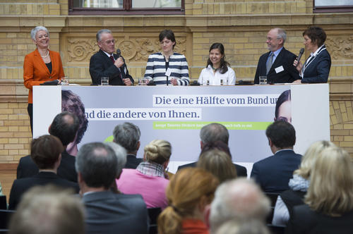 Podiumsdiskussion: Staatssekretärin Cornelia Quennet-Thielen (BMBF, 1. v.l.), Katja Urbatsch (Initiative Arbeiterkind.de, 3. v.l.), Maria José Muñoz Calvo (Deutschlandstipendiatin, Freie Universität, 4. v.l.) u.a.
