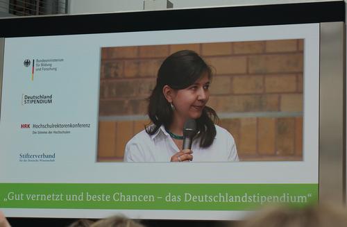 Stipendiatin der Freien Universität Maria José Muñoz beim Podiumsgespräch mit Akteuren des Deutschlandstipendiums.