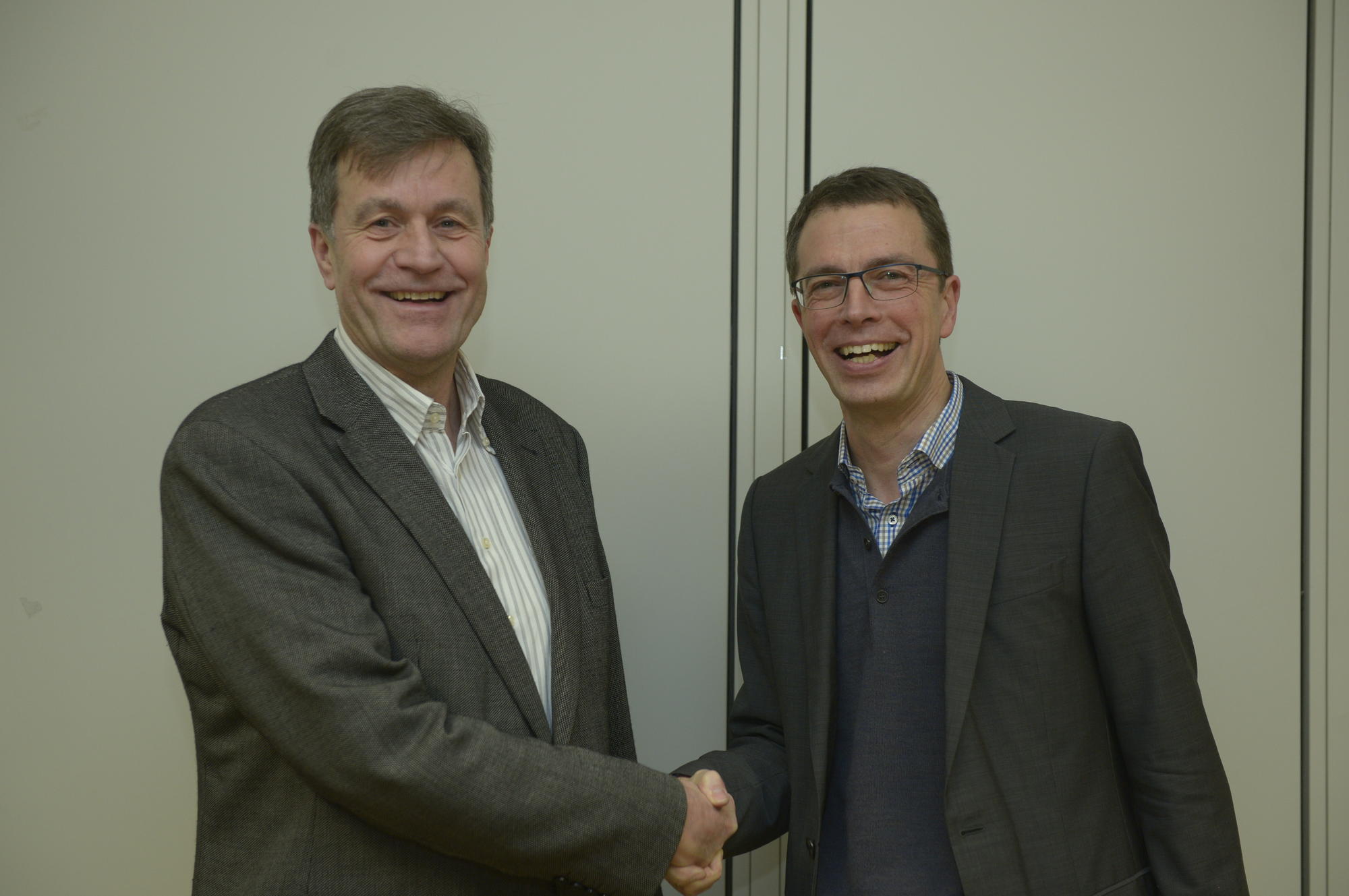 Professor Joachim Küpper, langjähriger Sprecher des DHC, gratuliert seinem Nachfolger Professor Paul Nolte zum neuen Amt.