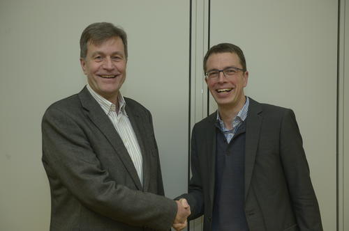 Professor Joachim Küpper, langjähriger Sprecher des DHC, gratuliert seinem Nachfolger Professor Paul Nolte zum neuen Amt.