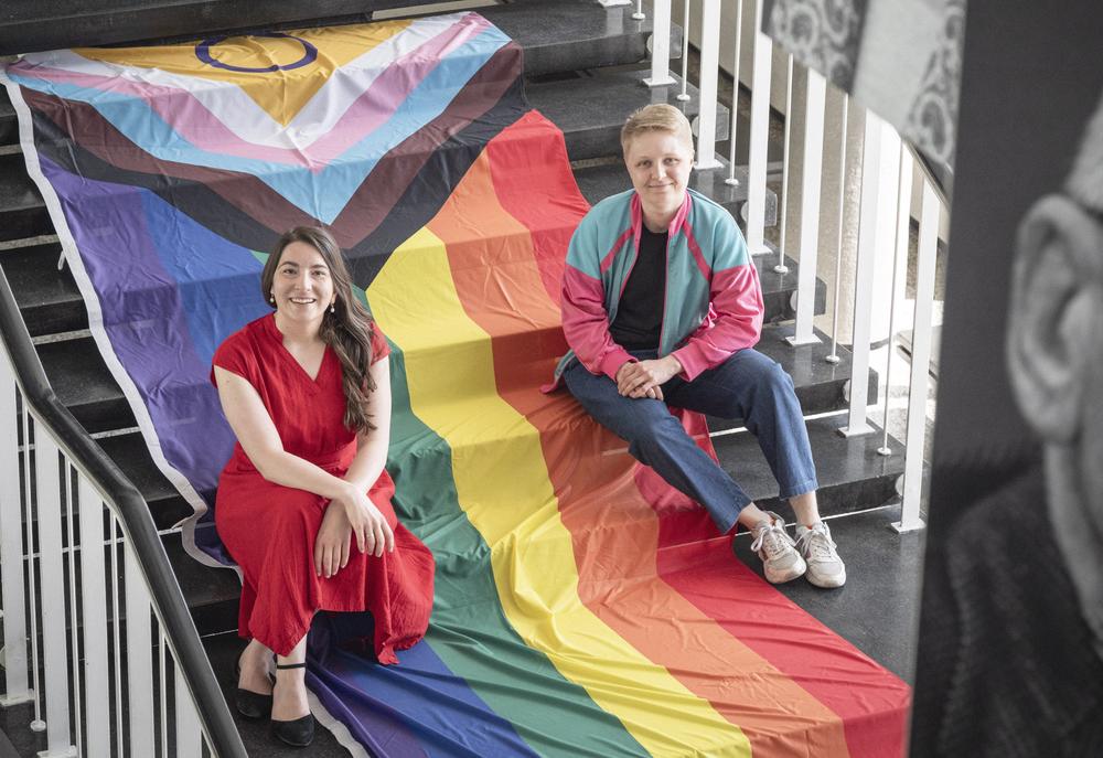 Ansprechpersonen von Queer@FU: Pia Linscheid und Kris Lewandowski (v.l.)