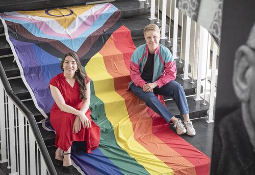 Ansprechpersonen von Queer@FU: Pia Linscheid und Kris Lewandowski (v.l.)