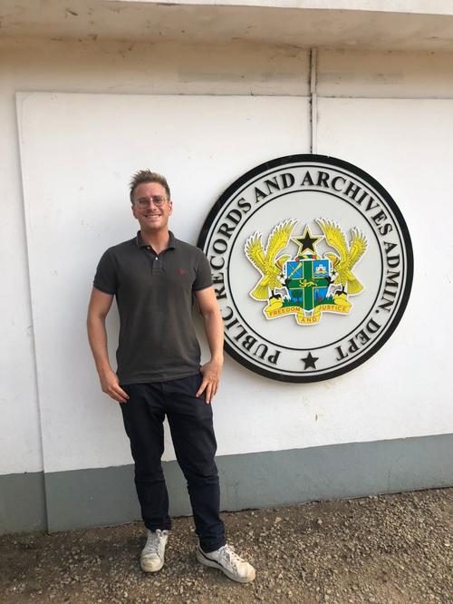 Tim Kerkmann vor dem Ghanaischen Nationalarchiv in Accra (November 2024)