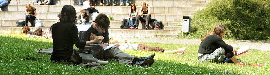 Studierende auf dem Campus der Freien Universität