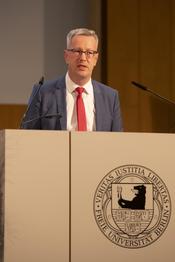 Der Präsident der Freien Universität Berlin, Prof. Dr. Günter M. Ziegler, begrüßt das vollbesetzte Max Kade Auditorium.
