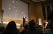 ...und die entgegenwirkende Gravitationskraft Dunkler Materie.