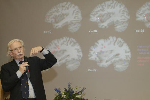 Der Neurophysiologe und Mediziner Professor Giacomo Rizzolatti hielt die fünfte Einstein Lecture und erklärte in seinen Vortrag das von ihm entdeckte Phänomen der Spiegelneuronen.