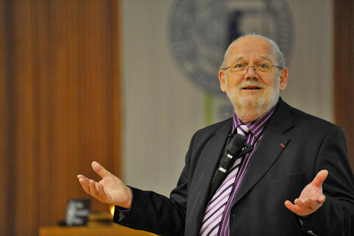 Der französische Paläonthologie-Professor Michel Brunet  (Collège de France-Paris) hielt 2009 die „Einstein Lecture“.