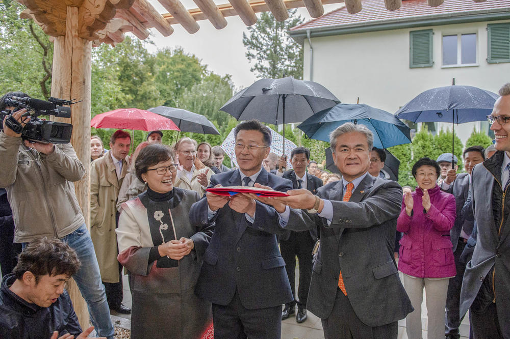 Pak Nam Yong, der Botschafter Nordkoreas (Mitte) und sein Amtskollege aus Südkorea, Bumgoo Jong (rechts) feierten gemeinsam mit Professorin Eun-Jeung Lee das Richtfest eines kleinen Pavillons am neuen Standort des Instituts für Koreastudien.