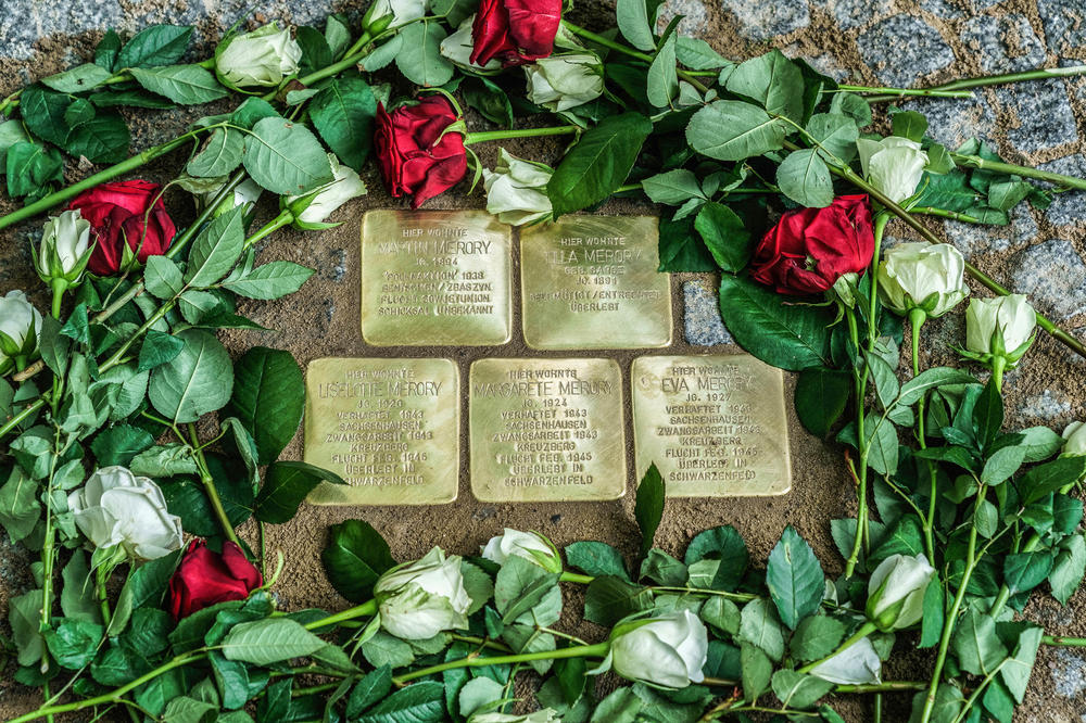 Zwölf Stolpersteine erinnern an das Schicksal der Familie Merory.