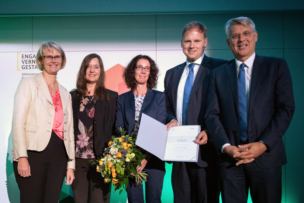 Anja Karliczek, Federal Minister for Education and Research presents award to Prof. Dr. Hauke Heekeren, Vice President of Freie Universität