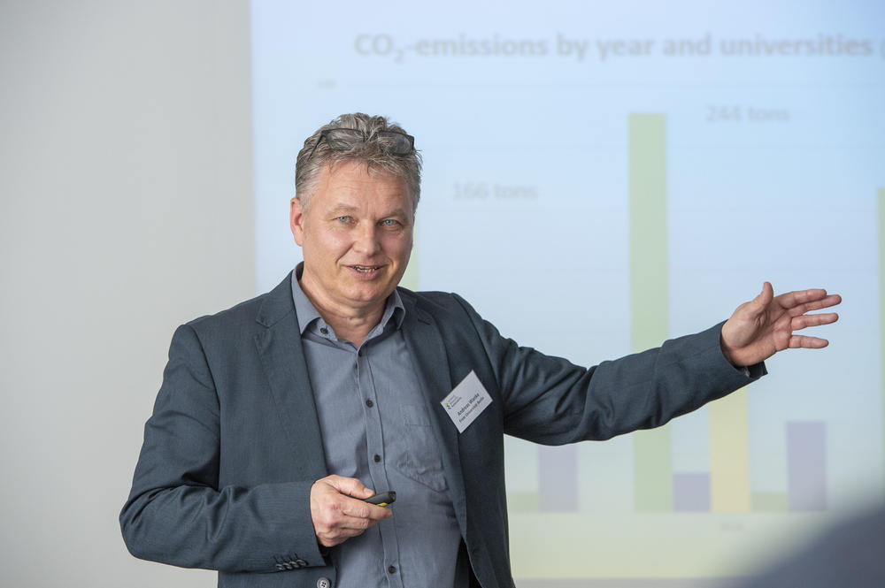Andreas Wanke leitet die Stabsstelle Nachhaltigkeit und Energie. Im vergangenen Jahr stellte er bei der Konferenz „Spring Campus“ der „University Alliance of Sustainability“ (UAS) die Energiesparpläne der Freien Universität vor.