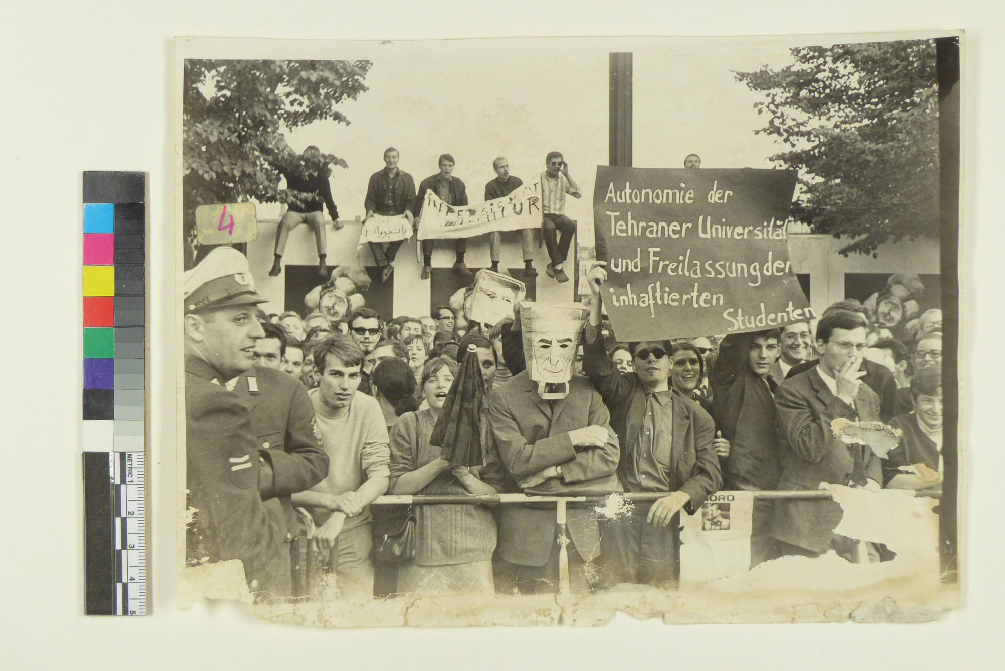 Mit Plakaten und Papiertüten: Proteste gegen den Besuch des Schah-Ehepaars 1967 gegenüber der Deutschen Oper in Berlin-Charlottenburg.