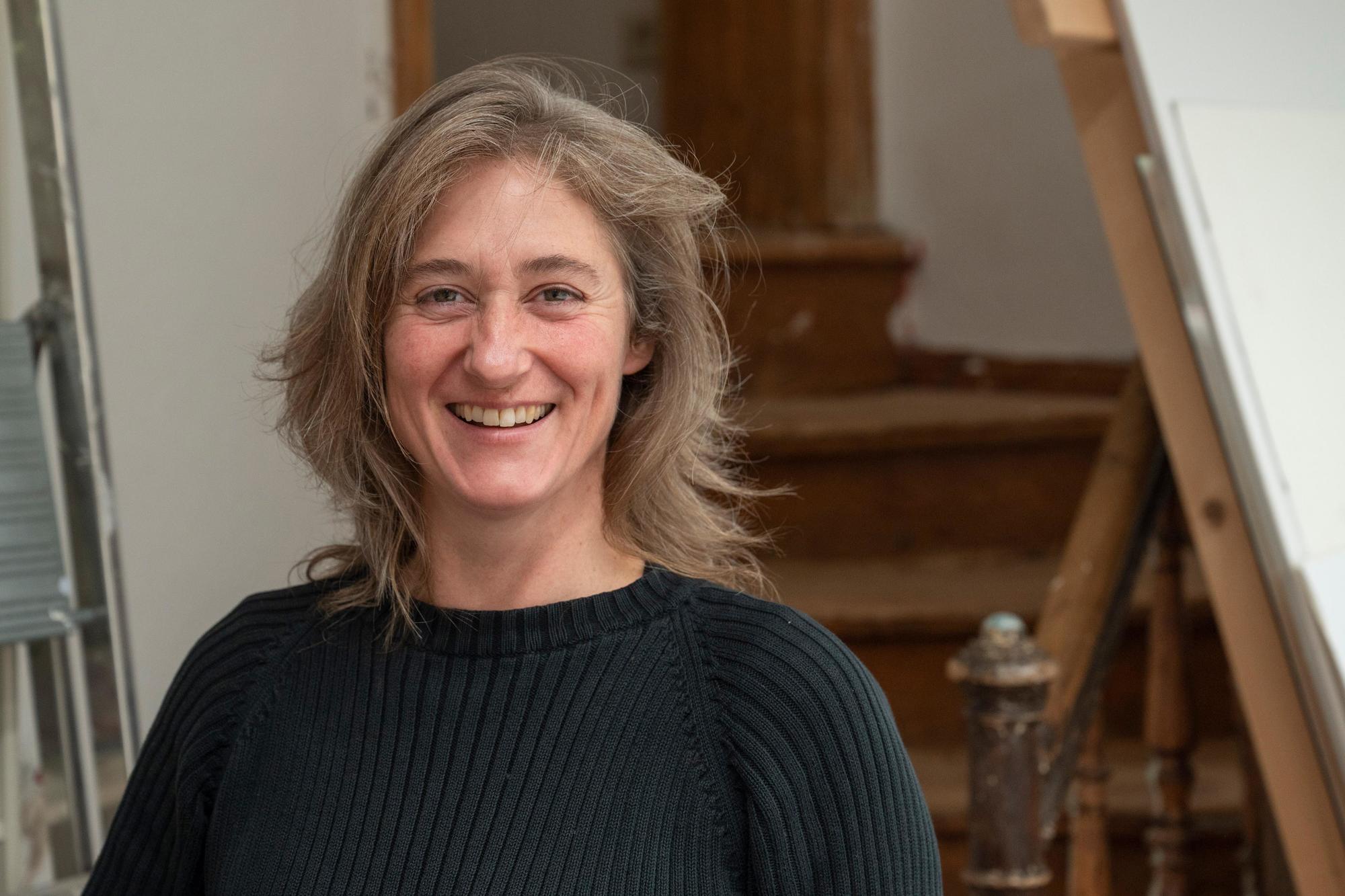 Mindestens 150 Arbeitsstunden wird Restauratorin Stefanie Pfeifer für die Instandsetzung der Fotos brauchen.