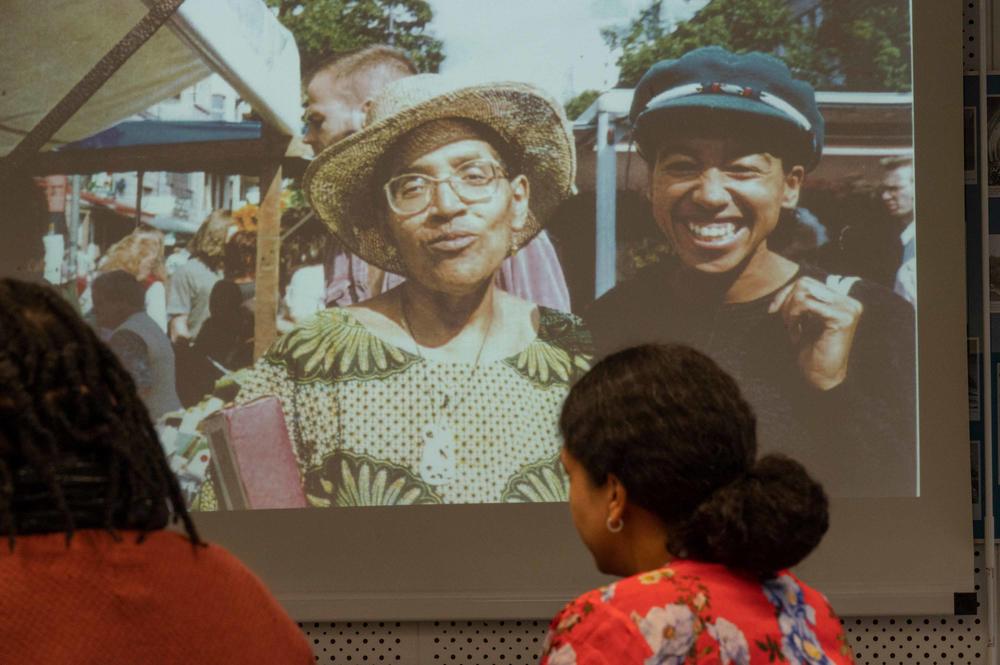 May Ayim (rechts) gilt als eine der wichtigsten Stimmen der schwarzen Community.