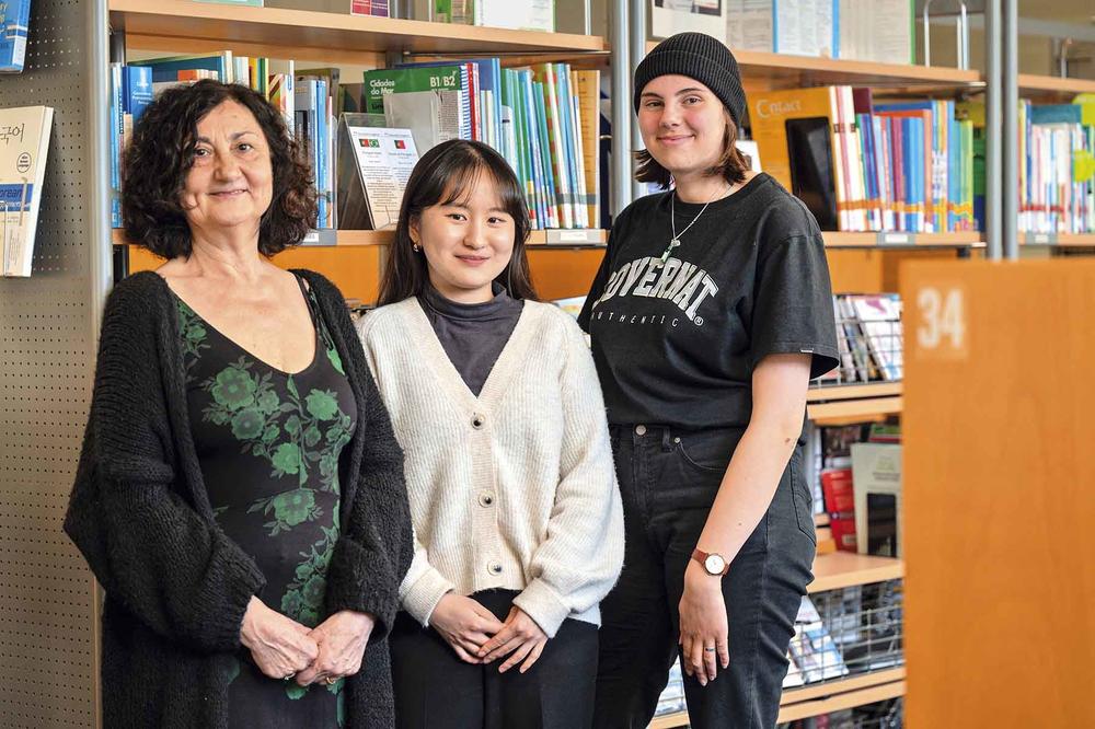 Die Philologin Dr. Giovanna Tassinari (links) leitet das Selbstlernzentrum, die Studentinnen Jieun Lee (Mitte) und Svenja Wöllecke haben sich dort als Sprachtandem kennengelernt und sind mittlerweile gut befreundet.