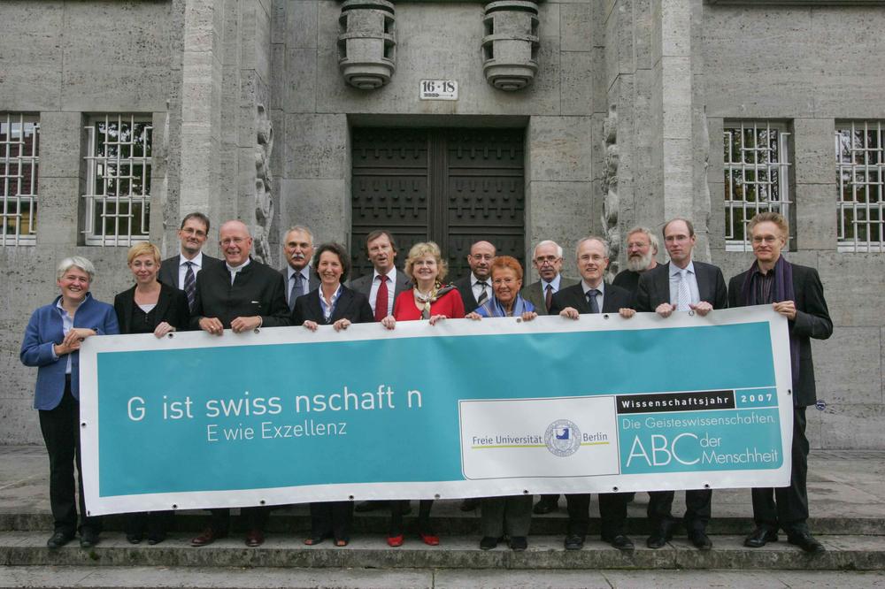 In den ersten Runden der Exzellenzinitiative des Bundes und der Länder in den Jahren 2006 und 2007 konnte die Freie Universität erfolgreich abschneiden und den Status einer Exzellenzuniversität erlangen.