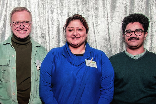 Freude bei der Vergabe der Deutschlandstipendien: Dr. Herbert Grieshop, Leiter der Abteilung Internationales der Freien Universität (li.), Vibhuti Sukhramani, Leiterin des Verbindungsbüro in New Delhi (Mitte), und Deutschlandstipendiat Anwar Haneef.