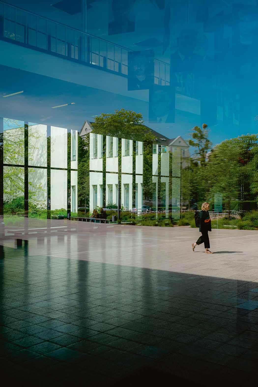 Der Henry-Ford-Bau ist mein Lieblingsgebäude auf dem Campus. Ich habe es noch einmal anders gesehen durch meine Reisen in die USA. In diesem Bild spiele ich mit den Reflexionen und versuche, den Charakter des „grünen Campus“ in das Foto zu bringen.