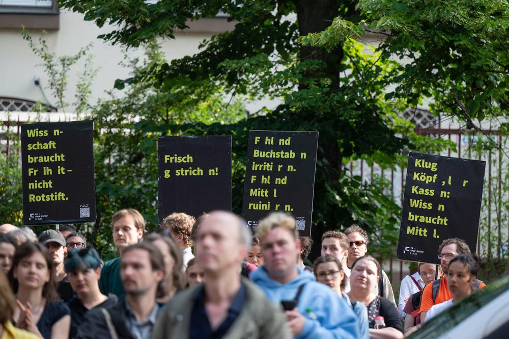 Auf den Plakaten fehlte der Buchstabe "E" als Zeichen des Protests gegen Mittelkürzungen durch den Berliner Senat.