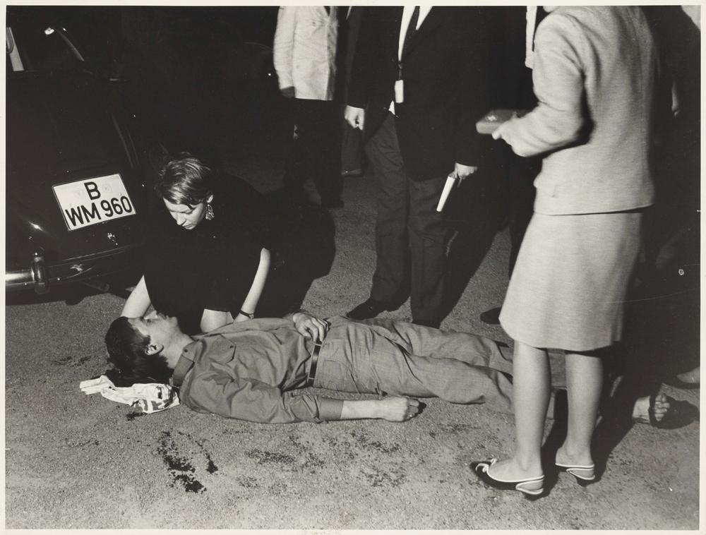 Bei einer Demonstration gegen den Schah von Persien wurde der Student Benno Ohnesorg am 2. Juni 1967 erschossen. Bernard Larsson hielt die tragische Szene mit seiner Kamera fest.
