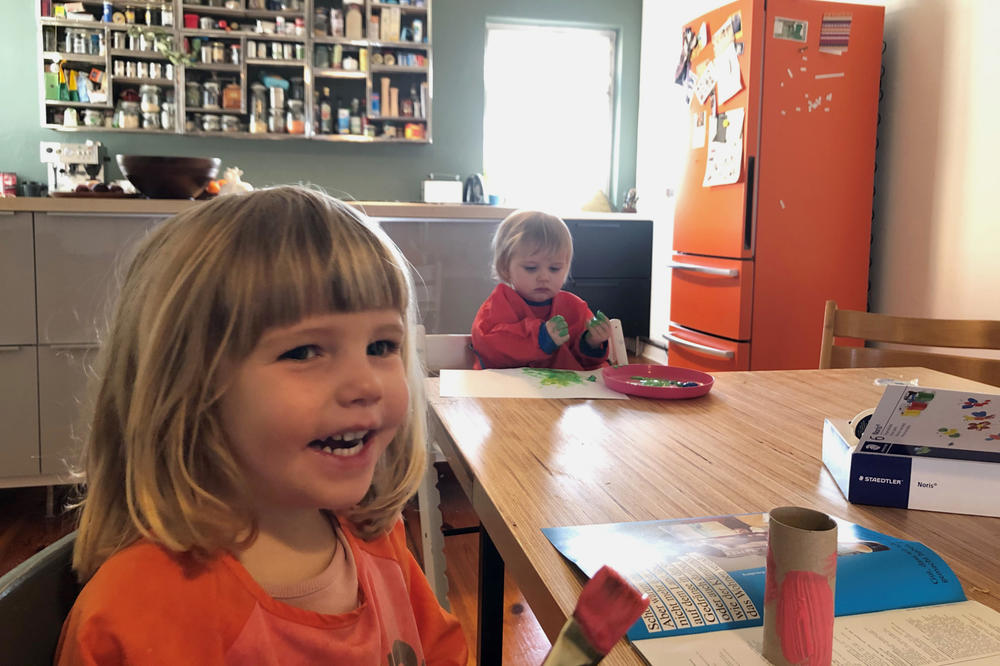 Frühförderung und Farbenlehre im Homeoffice. Ab Mitte März wurden die Berliner Kindertagesstätten geschlossen.