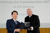 Der ehemalige Präsident der Freien Universität, Prof. Dr. Dieter Lenzen, überreichte den Freiheitspreis.