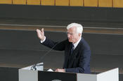 Der ehemalige Bundespräsident Richard von Weizäcker sprach das Grußwort bei der Preisverleihung für Kim Dae-jung.