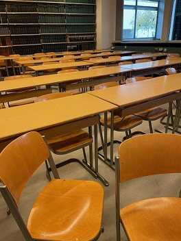 Holztische & Stühle