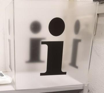 Plaste-Box mit i-Aufklebern