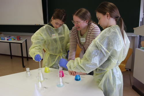 Girls’Day am Fachbereich Physik: Nachwuchswissenschaftlerinnen experimentieren mit Vorbild. Schülerinnen unter Anleitung von Workshopleiterin Janina Drauschke (Mitte)