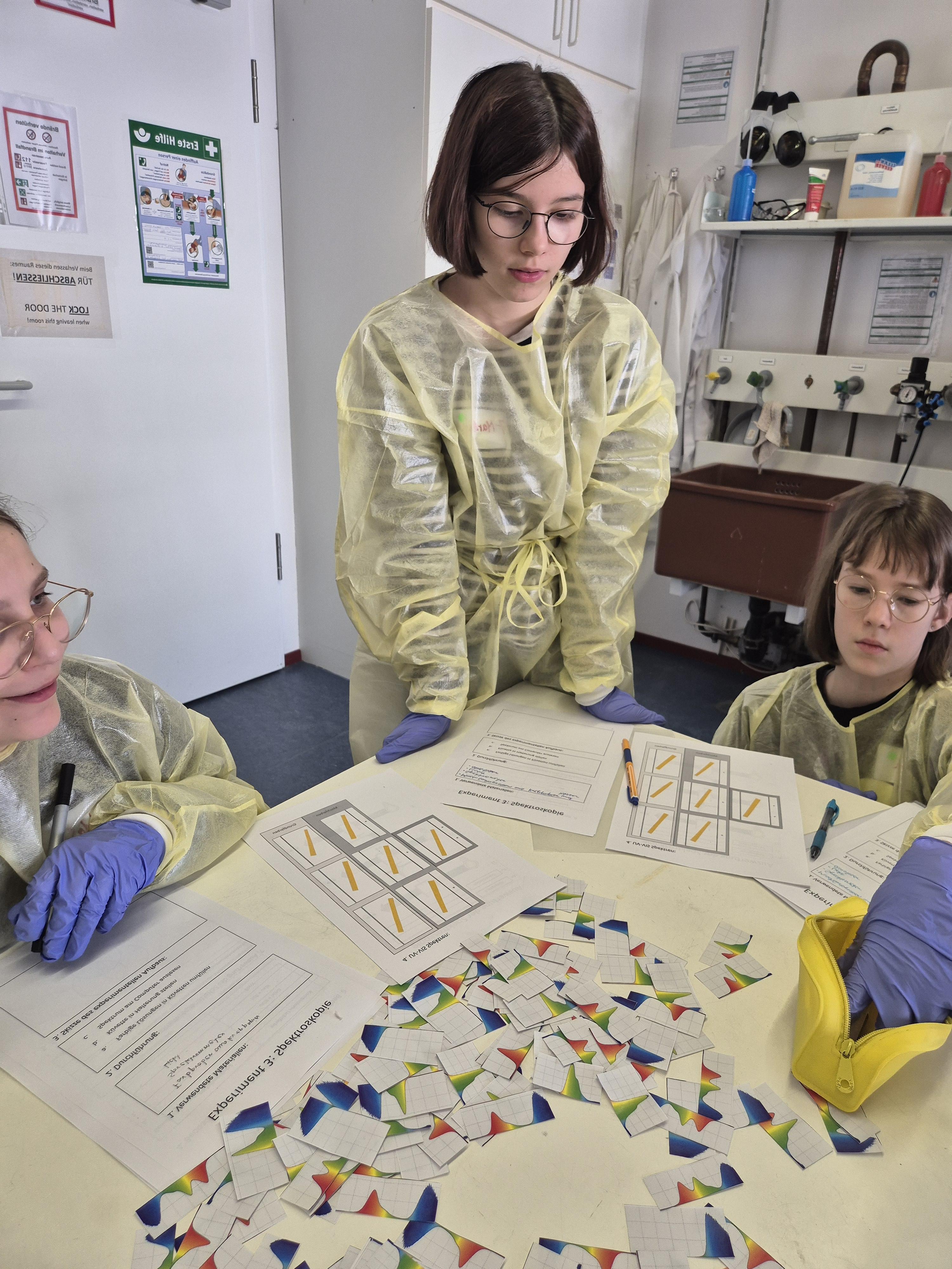 Marla Talbot war Teilnehmerin des Workshops „Lichtgeheimnisse – Reise ins Regenbogenspektrum“ am Fachbereich Physik und besucht die 5. Klasse des Goethe-Gymnasiums in Wilmersdorf, Foto: Nelly Mouawad