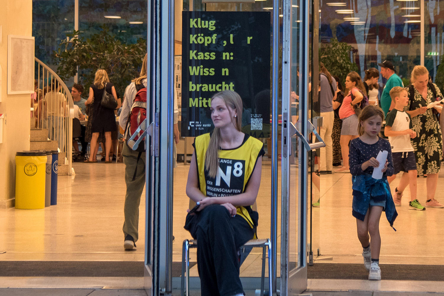 Noch sind die Türen geöffnet – Bei der Langen Nacht der Wissenschaften machten Plakate auf die Kürzungen aufmerksam.