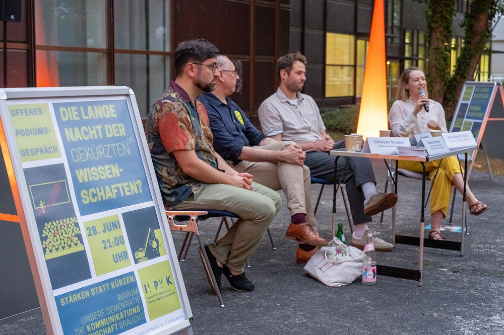 Die Folgen der Sparmaßnahmen wurden auch im Programm thematisiert – offenes Podiumsgespräch zur „Langen Nacht der gekürzten Wissenschaften“ des Instituts für Publizistik- und Kommunikationswissenschaft