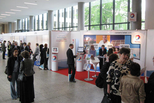Im Mai 2009 veranstalten die Apec, das Deutsch-Französische Forum und die Deutsch-Französische Hochschule in Berlin die erste Europäische Messe für Forschung und Karriere RESEARCH im Henry-Ford-Bau
