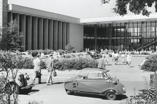 Vor dem Henry-Ford-Bau in der Boltzmannstr. circa 1959