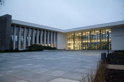 Die blaue Stunde vorm Henry-Ford-Bau