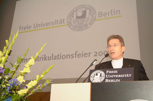 Bischof Prof. Dr. Wolfgang Huber begrüßt die Studierenden an der Freien Universität.