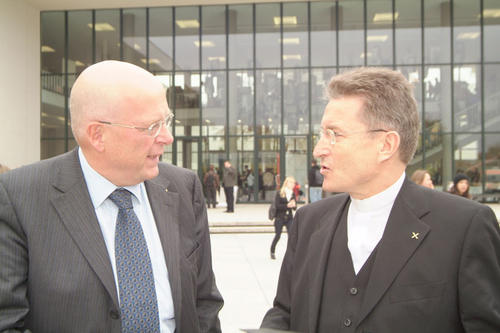 Univ.-Prof. Dr. Dieter Lenzen mit Bischof Prof. Dr. Wolfgang Huber vor dem Henry-Ford-Bau.