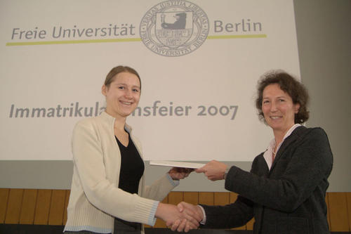 Vizepräsidentin Univ.-Prof. Dr. Ursula Lehmkuhl gratulierte der DAAD-Preisträgerin Maja Adena.