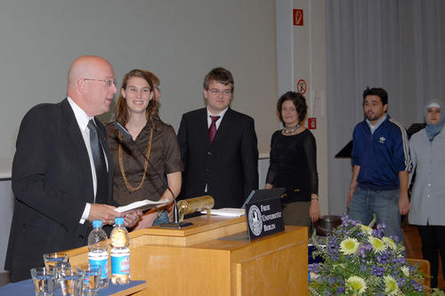 Präsident Dieter Lenzen überreicht  Immatrikulationsurkunden an neue Studierende der Universität.
