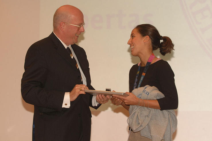 Präsident Prof. Dieter Lenzen ehrt die Olympionikin Badri Latif, die mit dem Damen-Hockey-Team bei den Olympischen Spielen 2004 Gold gewann.