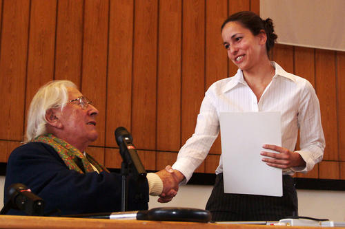 Sir Peter Ustinov überreicht Anna Egorova den DAAD-Preis 2003 für ausgezeichnete Studienleistungen und kulturelles Engagement.