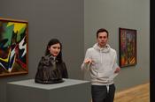 Studierende halten ein Gruppenreferat im Hamburger Bahnhof.