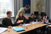 Students get advice from Dr. Detlef Otto in the language course "German Discourse and Culture II".