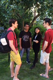 Gespräch unter dem Pflaumenbaum im Garten des International House während einer Veranstaltung des Internationalen Clubs der Freien Universität.