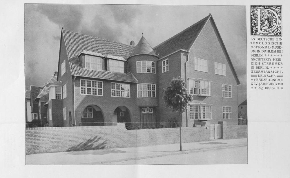 Das aus naturroten, handgestrichenen Rathenower Ziegeln erbaute Haus ist für ein repräsentatives Gebäude der Wilhelminischen Ära bemerkenswert schlicht gehalten.