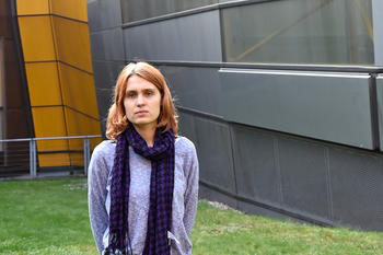 Katarzyna Lisowska vor der Philologischen Bibliothek der Freien Universität Berlin, wo sie für ihre Doktorarbeit recherchierte.